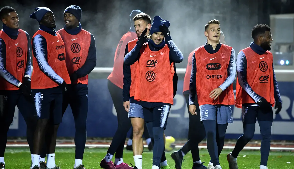Para pemain Prancis saat sesi latihan jelang menghadapi Moldova dan Albania pada babak kualifikasi Grup H Piala Eropa 2020 di Clairefontaine-en-Yvelines, Prancis, Selasa (12/11/2019). (FRANCK FIFE/AFP)