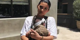 Dalam foto terbaru ini, Kylie Jenner mendekap Stormi dan mereka terlihat sangat menghangatkan hati. (instagram/kyliejenner)