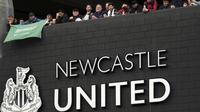 PIF adalah milik pangeran Arab Saudi, Mohammed bin Salman. PIF merampungkan proses takeover Newcastle United dari Mike Ashley setelah menggelontorkan dana hingga 300 juta Pounds untuk mendapatkan 80 persen saham. (AP/Scott Heppell)