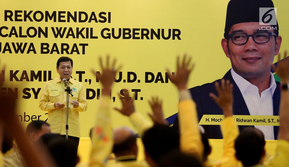 Ketum Golkar Setya Novanto memberi keterangan saat konferensi pers pengumuman calon Gubernur dan Wakil Gubernur Jawa Barat di DPP Golkar, Kamis (9/11). Golkar resmi mengusung Ridwan Kamil dan Daniel Muttaqien di Pilgub Jabar. (Liputan6.com/Johan Tallo)