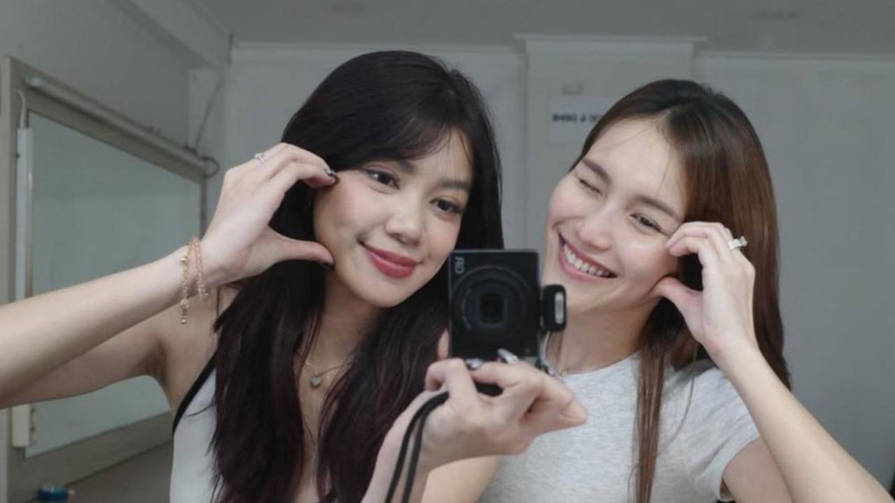 Sama-Sama Cantik dan Modis, 7 Potret Keakraban Ayu Ting Ting dengan Regina Phoenix yang Disebut Netizen Mirip Duo BLACKPINK