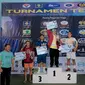 Pembina sekaligus pemrakarsa awal diadakannya turnamen tenis antar alumni PERTI, Sunardji, dengan bangga dan haru, menerima piala sekaligus hadiah peringkat 1, turnamen tenis antar alumni PERTI yg ke 14, tahun 2014. (Foto: Dok.)