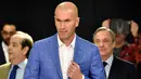 Pelatih baru Real Madrid, Zinedine Zidane saat tiba untuk diperkenalkan sebagai pelatih klub tersebut di stadion Santiago Bernabeu, Senin (4/1/2016). Zidane menggantikan Rafael Benitez yang baru saja dipecat manajemen. (AFP PHOTO/GERARD JULIEN)