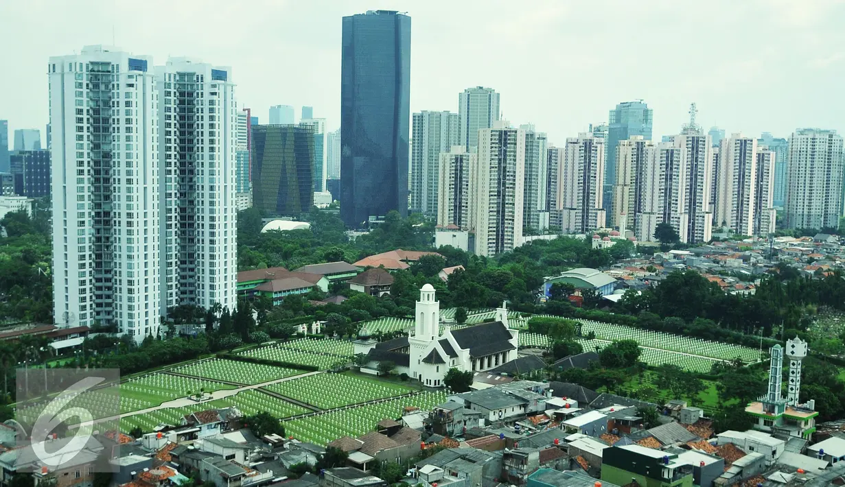 Suasana tempat pemakaman perwira militer Belanda di Ereveld Menteng Pulo, Jakarta Selatan, Jumat (29/4). Pemakaman ini berisi sekitar 4.300 militer Belanda yang tewas selama perang kemerdekaan Indonesia. (Liputan6. com/Gempur M Surya)