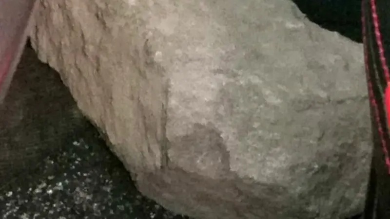 Batu yang dilemparkan dari JPO Tol Cikampek KM 63 (Dok. Istimewa)