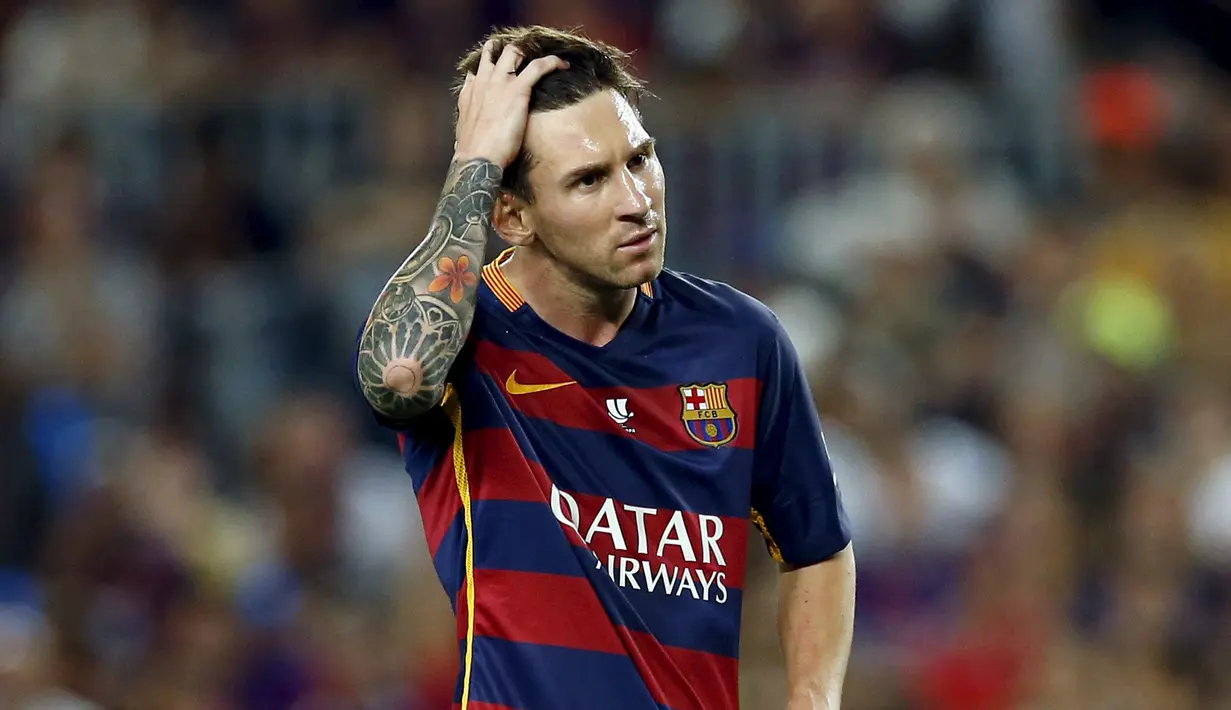 Penyerang Barcelona, Lionel Messi terlihat lesu usai timnya bermain imbang di leg kedua Piala Super Spanyol di stadion Camp Nou, Barcelona, Spanyol, (18/8/2015).  Athletic Bilbao menang dengan agregat akhir 1-5. (REUTERS/Albert Gea)