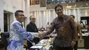 Menteri Keuangan Purbaya Yudhi Sadewa (kanan) berjabat tangan dengan Ketua Komisi XI DPR RI Mukhamad Misbakhun (kiri) sebelum mengikuti rapat kerja di Kompleks Parlemen, Senayan, Jakarta, Rabu (10/9/2025). (merdeka.com/Arie Basuki)