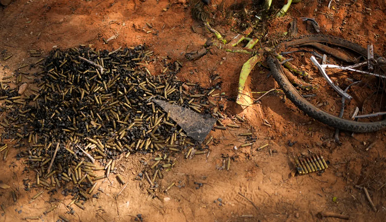 Sejumlah amunisi terlihat di samping sepeda di Kibbutz Kissufim. (AP Photo/Francisco Seco)