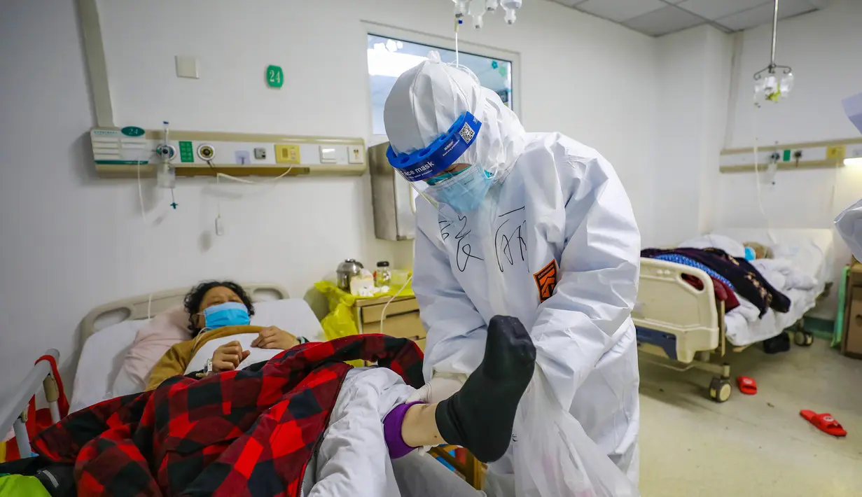 Dokter memeriksa kondisi pasien kritis virus corona atau COVID-19 di Rumah Sakit Jinyintan, Wuhan, Provinsi Hubei, China, Kamis (13/2/2020). Data terbaru tanggal 14 Februari 2020 menunjukkan jumlah korban tewas akibat virus corona mendekati angka 1.500. (Chinatopix Via AP)