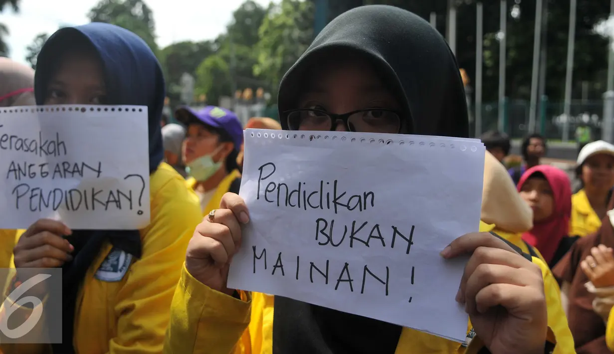 Mahasiswa membawa tulisan berisi kritikan saat aksi unjuk rasa memperingati Hardiknas, Jakarta, Senin (2/5). Mereka mendesak pemerintah untuk memberikan pendidikan gratis dan berkualitas serta dapat diakses seluruh rakyat. (Liputan6.com/Gempur M Surya)