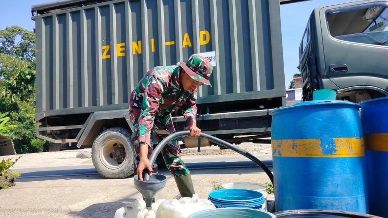 TNI Salurkan Bantuan Air Bersih untuk Warga Terdampak Bencana di Palembayan Agam