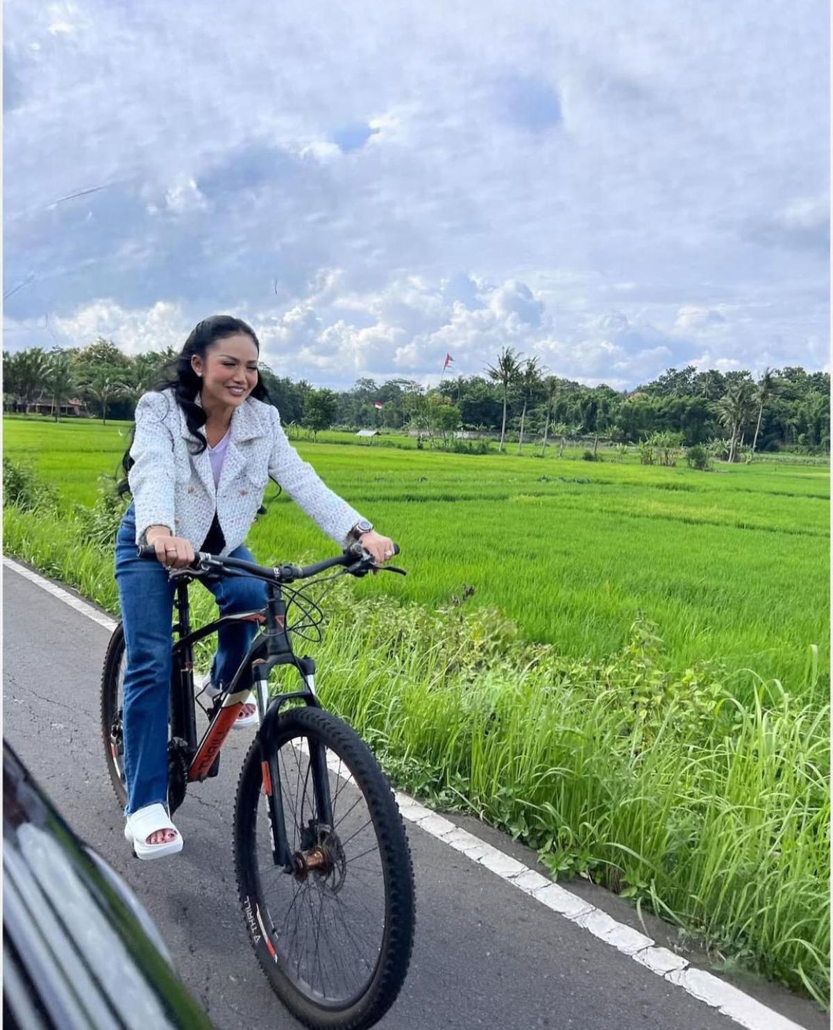 Potret Kris Dayanti Gowes di Plataran Heritage Borobudur, Pamer Look Simpel Tapi Elegan