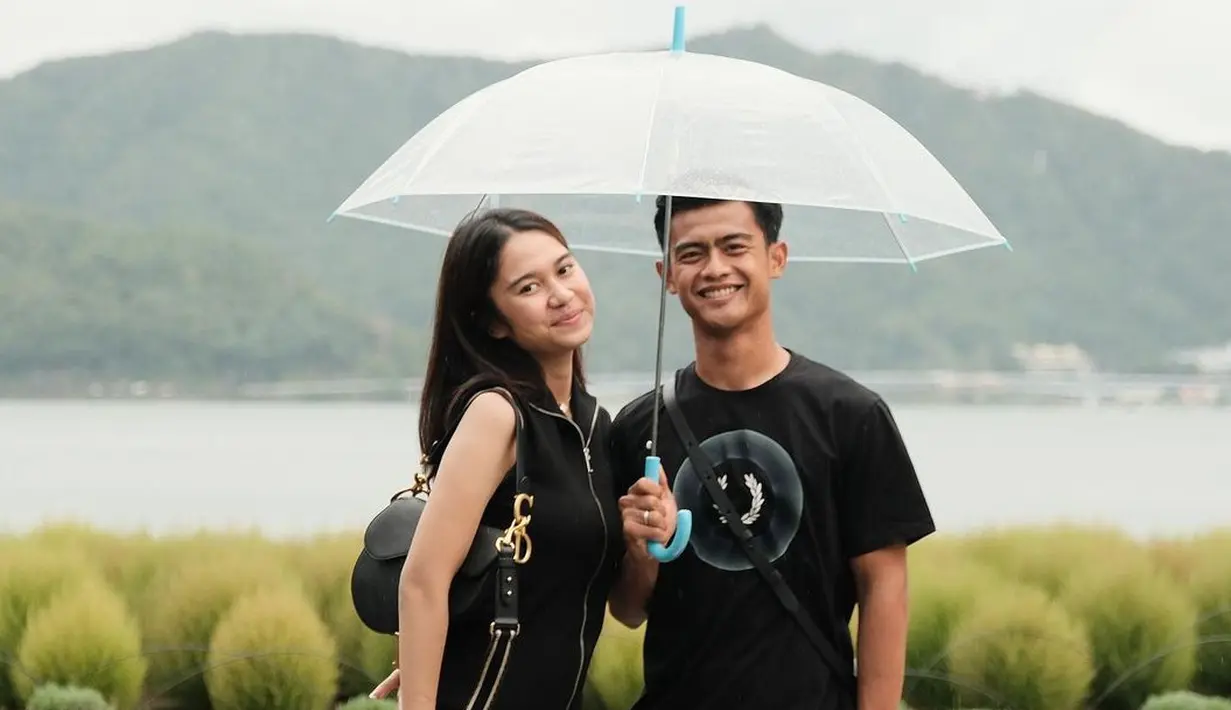 <p>Lihat potret gemas Zize dan Arhan saat payungan berdua. Keduanya tampil serasi dengan outfit serba hitam. [@pratamaarhan8/@azizahsalsha_]</p>