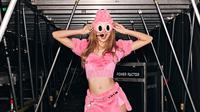 Lisa BLACKPINK dengan busana serba pink bertema Boneka Labubu. (dok. Instagram @lalalalisa_m/https://www.instagram.com/p/DNozd2_T2DT/?img_index=8&amp;igsh=emhyeTluYmxuZDRh/Sabrina Aulia Putri)