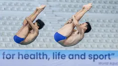 Penampilan pasangan Andriyan (kanan) dan M. Yudha Prasetyo dalam nomor papan lompat indah putra Indonesia Open Aquatic Championships 2025 (IOAC 2025) di Stadion Akuatik GBK, Senayan, Jakarta, Selasa (25/11/2025). (Bola.com/Bagaskara Lazuardi)