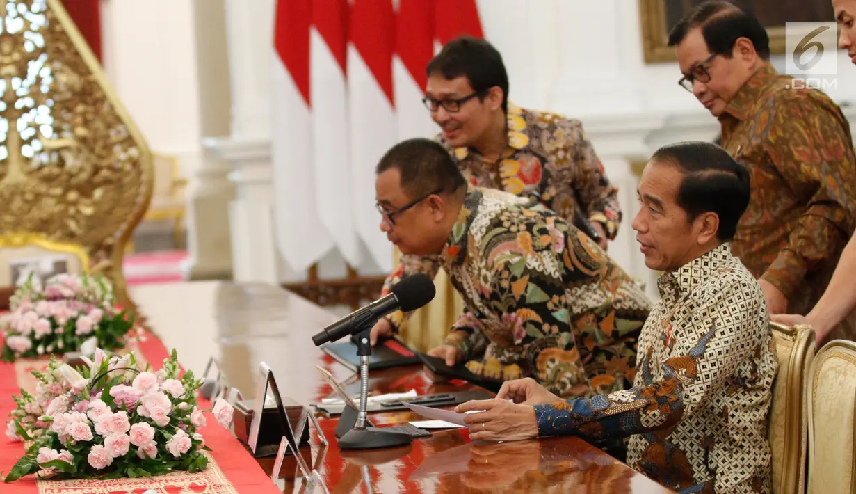 Presiden Joko Widodo saat menerima pengurus Asosiasi Pengusaha Indonesia (Apindo) di Istana Merdeka Jakarta, Kamis (13/6/2019). Presiden Jokowi meminta masukan dari Apindo terkait pemerintahan ke depan, salah satunya tentang upaya peningkatan nilai ekspor. (Liputan6.com/Angga Yuniar)