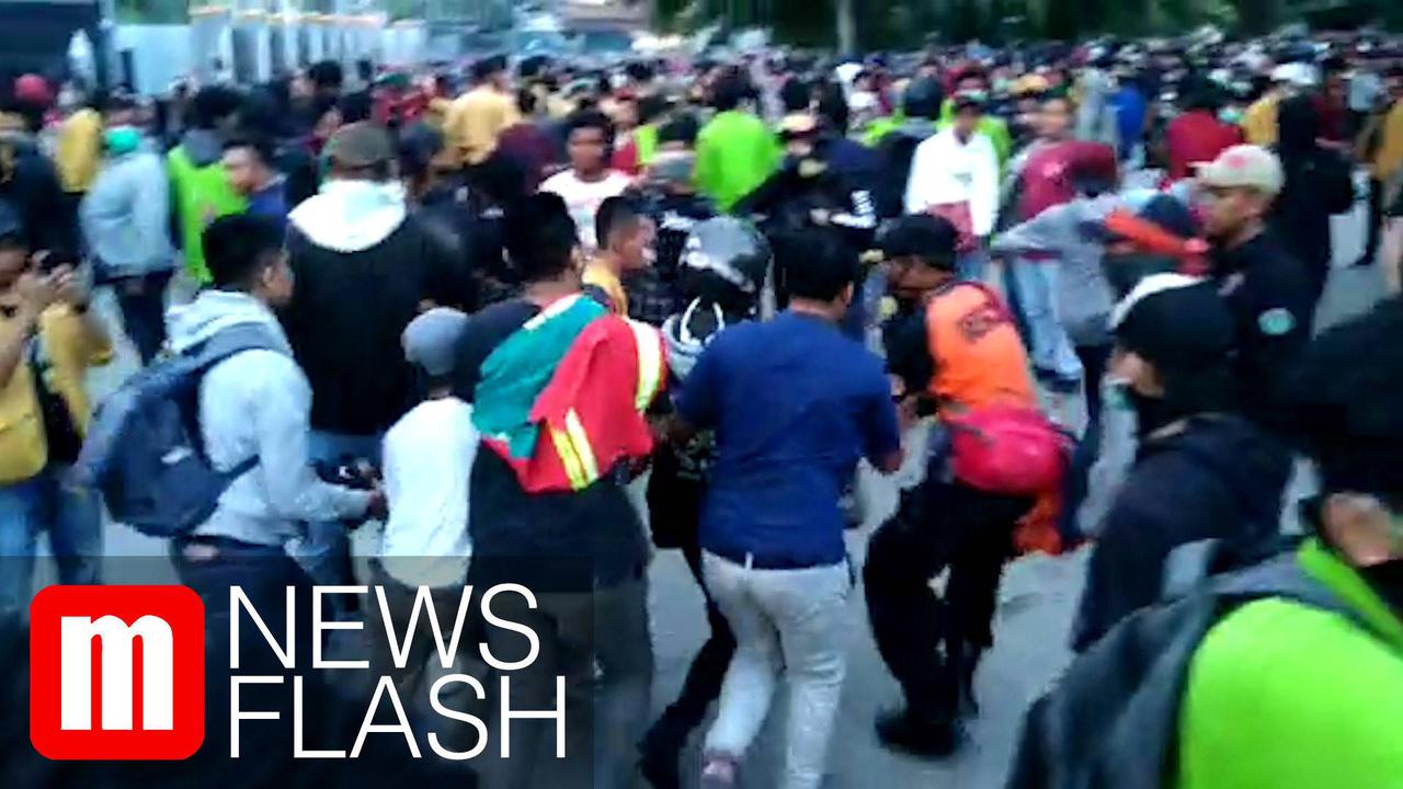 VIDEO: Ricuh Demo Mahasiswa di Depan DPRD Kaltim, Satu Orang Pingsan