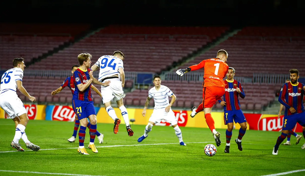 Penjaga gawang Barcelona Marc-Andre ter Stegen (ketiga kanan) menyelamatkan bola saat pemain Dynamo Kyiv Tomasz Kedziora menyundul bola pada pertandingan Grup G Liga Champions di Camp Nou, Barcelona, Spanyol, Rabu (4/11/2020). Barcelona menang 2-1. (AP Photo/Joan Monfort)
