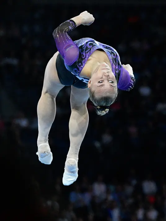 Pesenam Rusia, Angelina Melnikova beraksi pada senam lantai dalam final Kejuaraan Dunia Senam di Stuttgart, Jerman, Selasa (10/9/2019). Ini untuk ketiga kalinya Stuttgart menjadi tuan rumah bagi ajang yang digelar mulai 4 Oktober sampai 13 Oktober mendatang. (THOMAS KIENZLE / AFP)