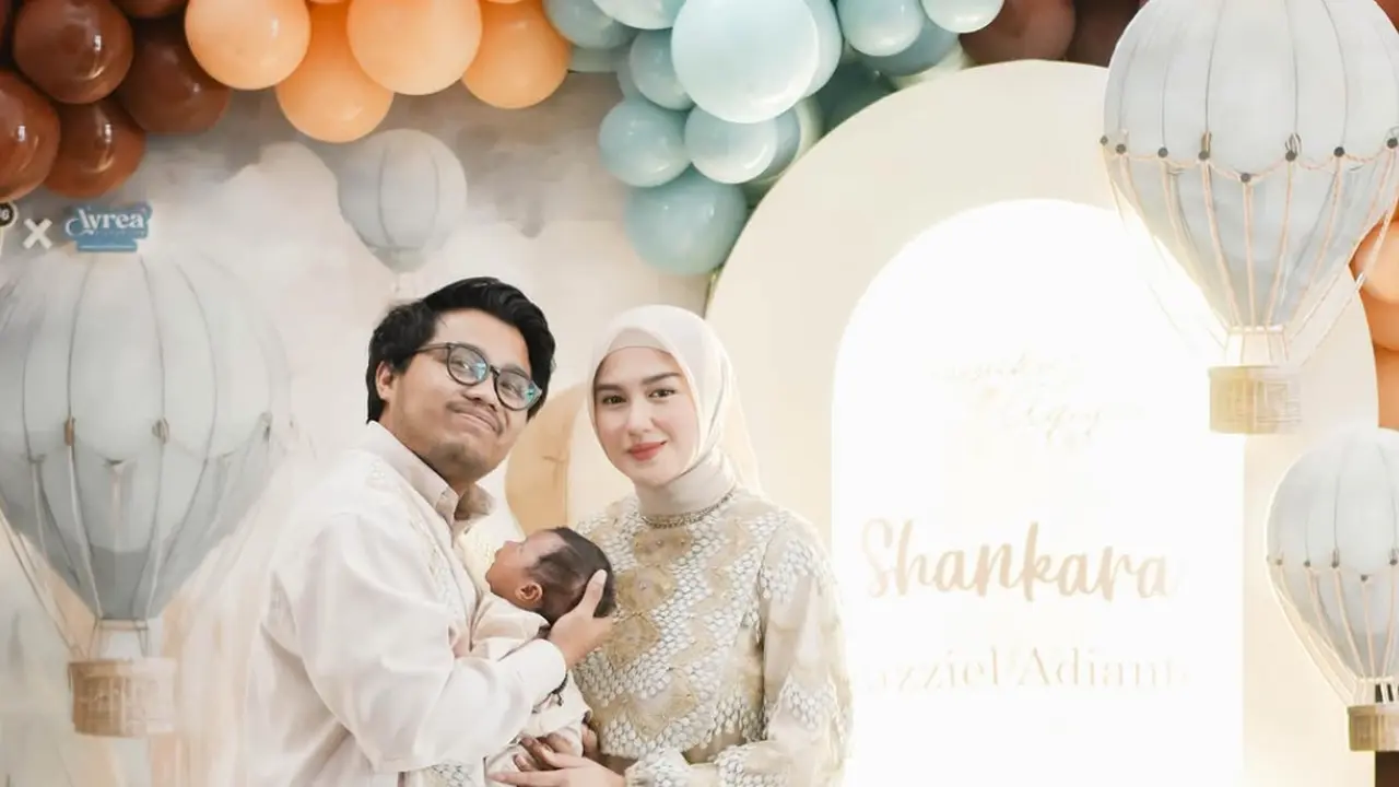Ochi Rosdiana Saat Aqiqah Putra Pertamanya. [@ochi24]