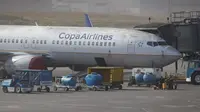 Sebuah pesawat Copa Airlines berdebu abu vulkanik di bandara internasional La Aurora yang telah ditutup akibat letusan di gunung berapi Pacaya di Guatemala City (23/3/2021). (AP Photo / Moises Castillo )