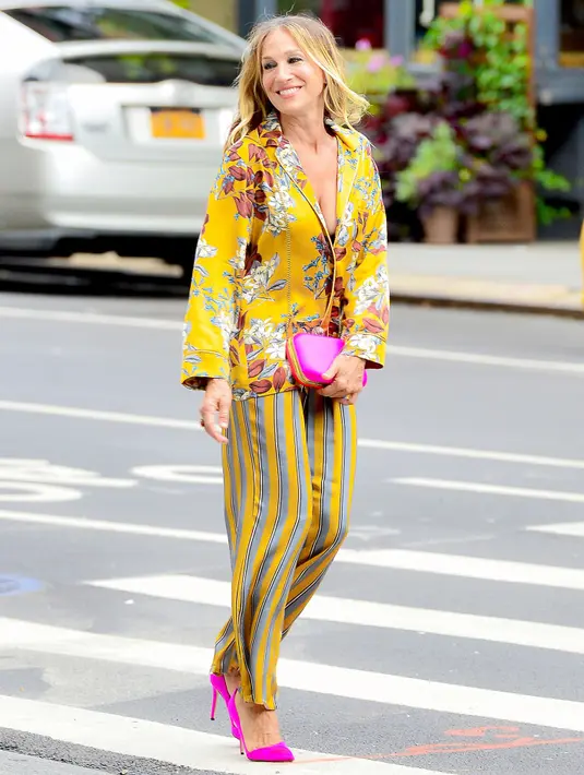 Sarah Jessica Parker nampak berwarna saat jalan-jalan di New York City nih. (PC / MEGA TheMegaAgency.com/USWeekly)