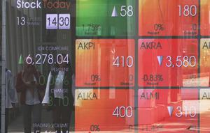 Pejalan kaki melintas dekat layar pergerakan Indeks Harga Saham Gabungan (IHSG) di kawasan Jakarta, Senin (13/1/2020). IHSG sore ini ditutup di zona hijau pada level 6.296 naik 21,62 poin atau 0,34 persen. (Liputan6.com/Angga Yuniar)