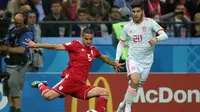 Pemain Timnas Iran, Milad Mohammadi (merah), saat melawan Spanyol pada penyisihan Grup B Piala Dunia 2018, Rabu (20/6/2018). (AFP/Roman Kruchinin)