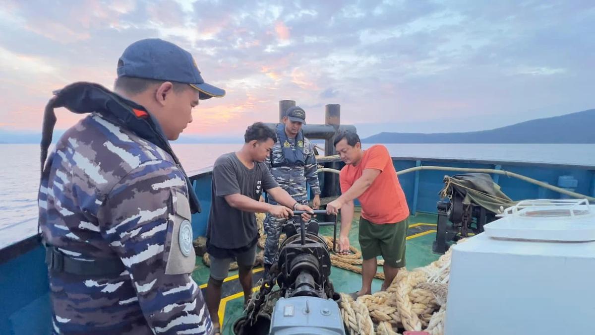 FOTO: KRI Terapang Amankan Kapal Pengangkut Bijih Nikel