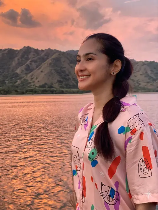 Dari zaman memerankan Zaenab di 'Si Doel Anak Sekolah', Maudy sudah menjadi kembang desa dengan rambut panjangnya (Foto: Instagram @maudykoesnaedi)