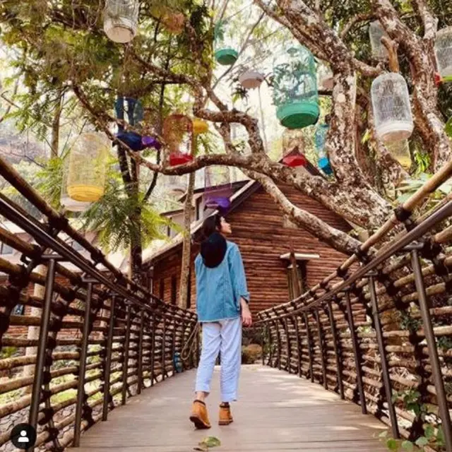 Melihat Indahnya Matahari Pagi dan Vila di Tempat Liburan Marsha Timothy