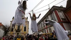 Sejumlah wanita berpakaian seperti malaikat berayunan diatas ratusan penonton saat acara pasar Natal di kota Ustek, Republik Ceko (17/12). Mereka melakukan aksi ini dalam rangka untuk menyambut datangnya natal. (Reuters/David W Cerny)