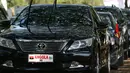 Mobil untuk delegasi peserta peringatan Konferensi Asia-Afrika (KAA) dari Angola telah disiapkan di halaman parkir depan Balai Sidang Jakarta Convention Center (JCC), Jakarta, Senin (20/4/2015). (Liputan6.com/Herman Zakharia)