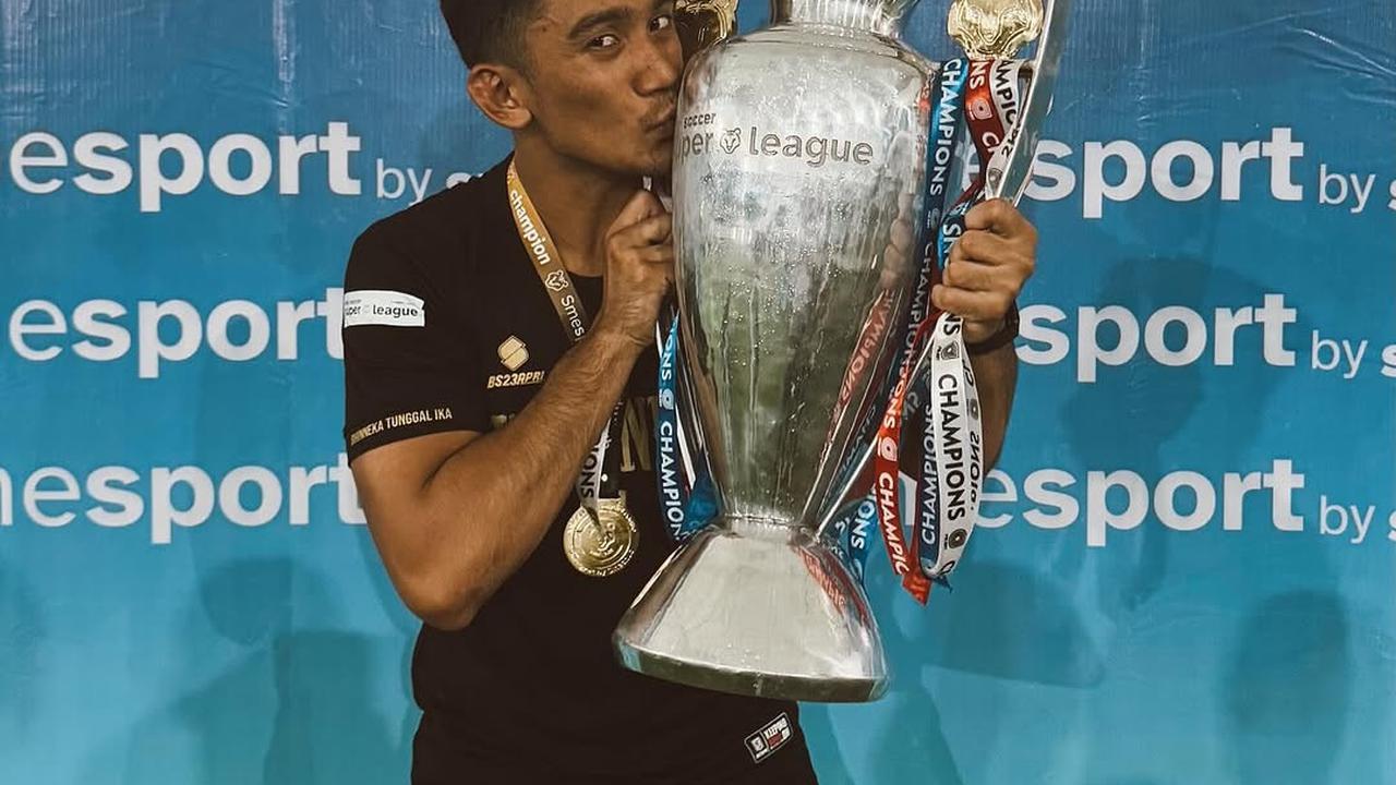 Potret Ariel Tatum Ikut Angkat Piala Kemenangan Daffa Wardhana saat Tanding Bola: Congratulations champpp