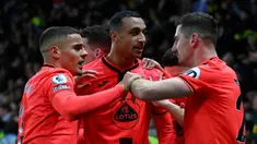 Pemain Norwich City Adam Idah (tengah) merayakan setelah gelandang Watford Juraj Kucka (tidak terlihat) mencetak gol bunuh diri pada pertandingan sepak bola Liga Inggris di Vicarage Road Stadium, Watford, Inggris, Sabtu (22/1/2022). Norwich City menang 3-0. (Adrian DENNIS/AFP)