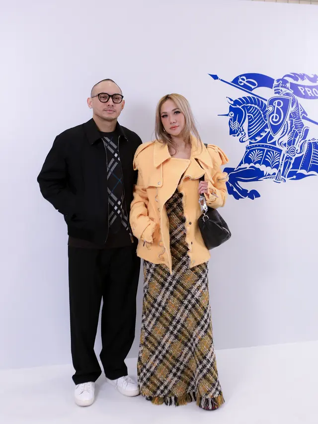 6 Adu Gaya Couple di Acara Burberry Outerwear 2024 Jakarta, Thariq Halilintar-Aaliyah Massaid hingga El Rumi-Syifa Hajdu