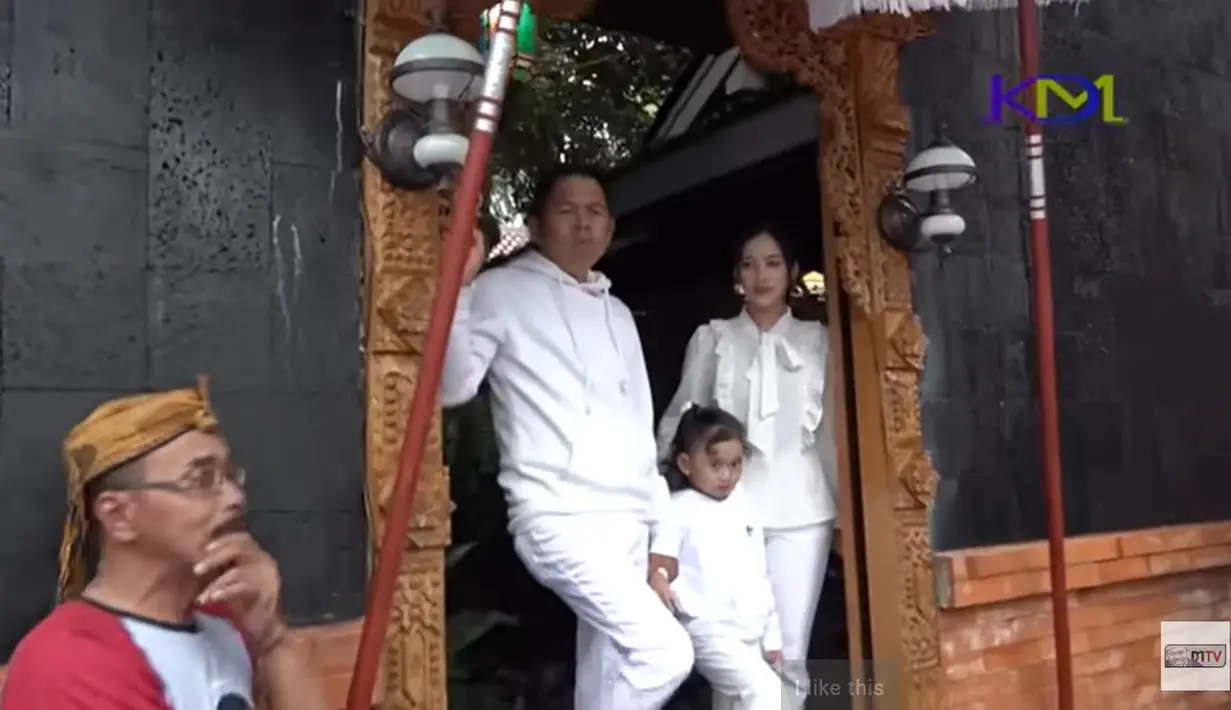 "Wanita cantik itu bernama Aqila. Mojang Priangan asal Tasikmalaya. Dia merupakan putri seorang pengusaha ternama di Tasikmalaya yang memang terpilih oleh KDM untuk jadi pendamping hidupnya," ungkap sumber orang dekat KDM, Selasa (28/11/2023) sore seperti dilansir dari Poskota. [Youtube/KANG DEDI MULYADI CHANNEL]