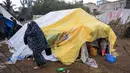 Kondisi serba kekurangan dialami oleh para pengungsi di sekitar Rumah Sakit Nasser, di Khan Yunis, Jalur Gaza selatan pada 14 November 2023. (Mahmud HAMS/AFP)