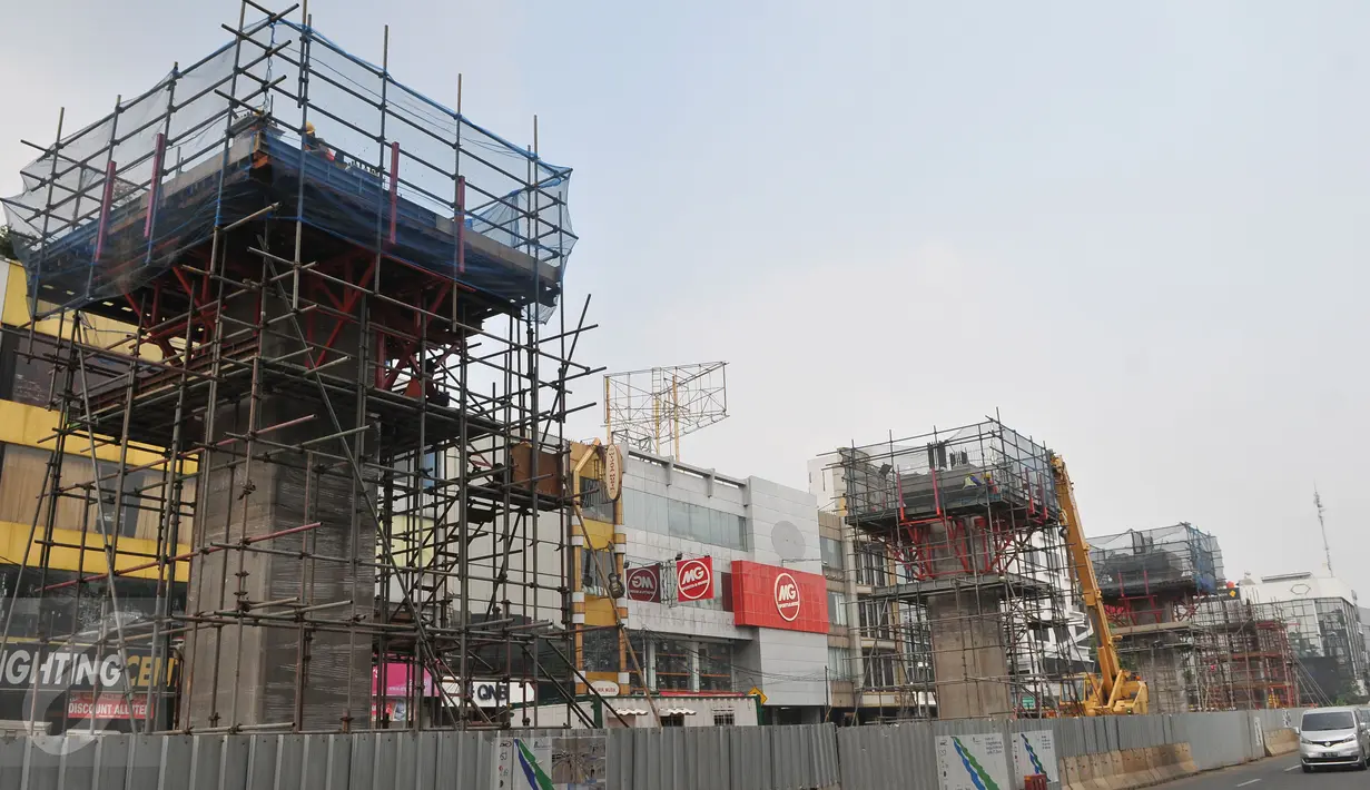 Penampakan pemasangan tiang pancang kereta cepat massal di kawasan Blok M, Jakarta, Selasa (30/6/2015). Tiang pancang ini rencananya akan terintegrasi langsung ke Blok M Plaza. (Liputan6.com/Herman Zakharia)