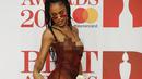 Pose Diana De Brito, yang dikenal sebagai IAMDDB berpose di karpet merah saat tiba menghadiri BRIT Awards 2018 di London, Inggris (21/2). (AFP Photo/Tolga Akmen)