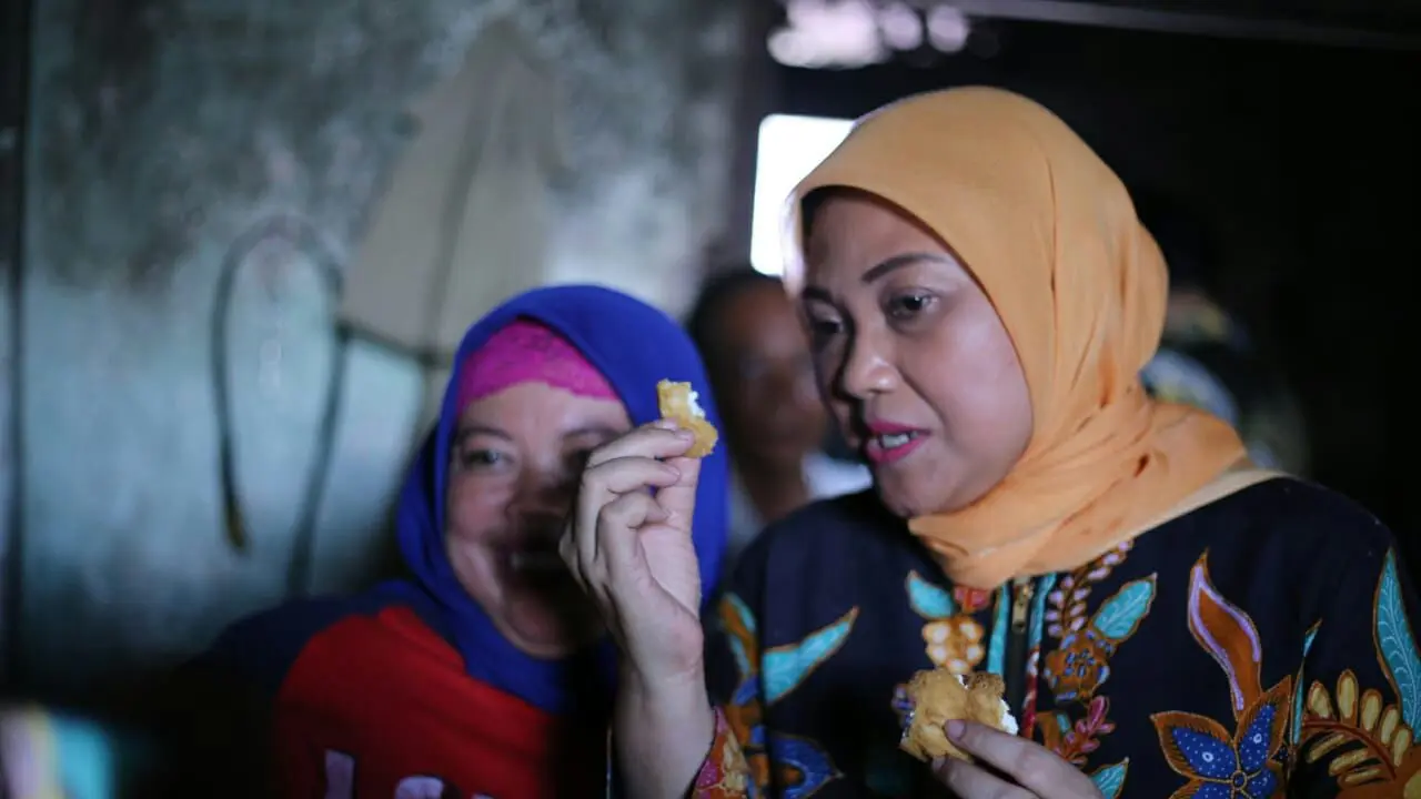 Calon Wakil Gubernur Jawa Tengah Ida Fauziah mengunjungi pengrajin tahu di Sragen (Dok. Tim Media Ida Fauziah)