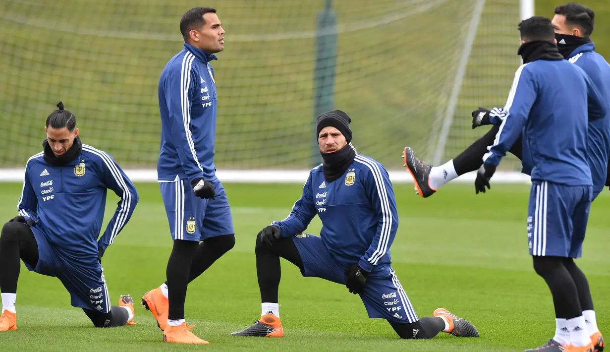Pemain Argentina melakukan pemanasan saat sesi latihan di kompleks pelatihan City Academy di Manchester, Inggris (20/3). Timnas Argentina akan berhadapan dengan Italia pada pertandingan persahabatan 23 Maret di Ethiad Stadium. (AFP Photo/Anthony Devlin)