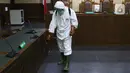 Petugas Palang Merah Indonesia saat melakukan penyemprotan cairan disinfektan di salah satu ruang sidang Pengadilan Negeri Jakarta Pusat, Rabu (18/3/2020). Penyemprotan cairan disinfektan untuk mencegah penyebaran virus corona COVID-19. (Liputan6.com/Helmi Fithriansyah)