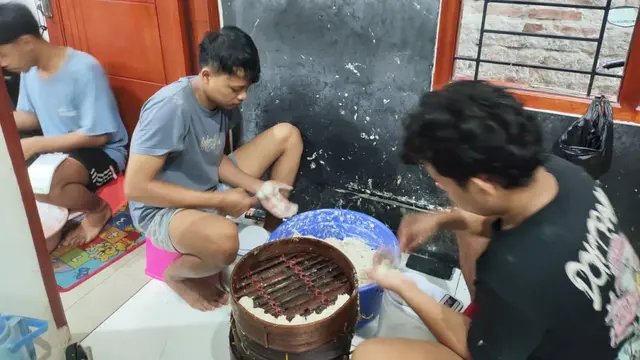 Karyawan Siomay Dua Putera