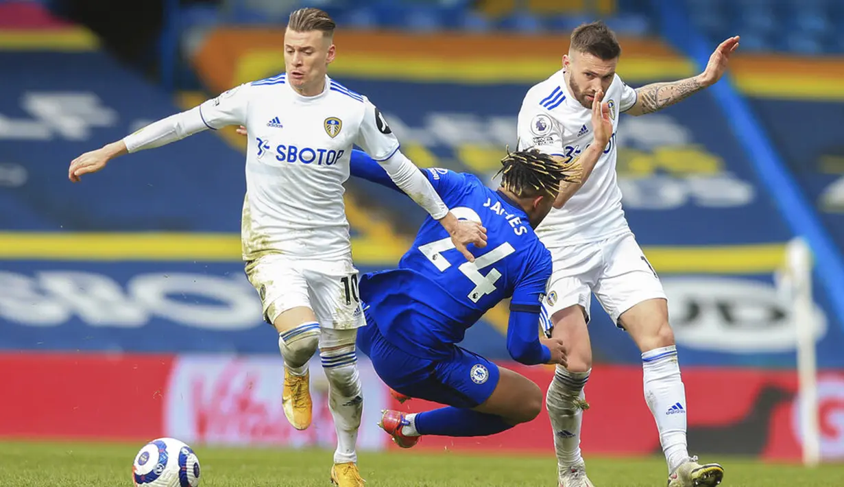 Pemain Chelsea Reece James (tengah) memperebutkan bola dengan pemain Leeds United Ezgjan Alioski (kiri) dan Mateusz Klich pada pertandingan Liga Inggris di Stadion Elland Road, Leeds, Inggris, Sabtu (13/3/2021). Pertandingan berakhir 0-0. (Lindsey Parnaby/Pool via AP)