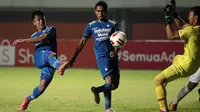 Winger Persib Bandung, Febri Hariyadi (kiri) merupakan salah satu pemain muda lokal termahal dengan harga pasaran sebesar Rp5,65 miliar. Nilai pasar Febri masih berpeluang meningkat mengingat usianya terbilang muda. Pemain berkaki kidal itu baru berumur 24 tahun. (Foto: Bola.com/Ikhwan Yanuar)