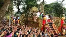 Presiden Joko Widodo mengenakan pakaian adat Bali saat mengikuti pawai pembukaan Pesta Kesenian Bali (PKB) ke-40 di Bali (23/6). Selain dari Bali, pawai ini juga diikuti oleh peserta dari luar daerah dan luar negeri. (Liputan6.com/Pool/Biro Pers Setpres)