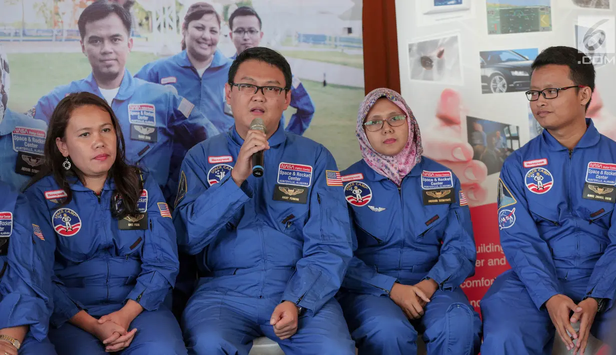 Salah satu perwakilan guru-guru peserta HESA 2017 memberi keterangan dalam temu wicara di Jakarta, Rabu (4/10). Acara ini untuk meyambut tujuh guru yang mengikuti HESA 2017 di akademi antariksa di Huntsville, Alabama. (Liputan6.com/Faizal Fanani)