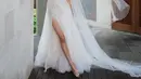 Aura elegan dan berkelas dari Patricia Gouw saat mengenakan gaun pengantinnya. Patricia Gouw memilih gaun pengantin putih dengan detail lengan yang asimetris rancangan Hian Tjen untuk hari pernikahannya. [Foto: Instagram/patriciagouw]