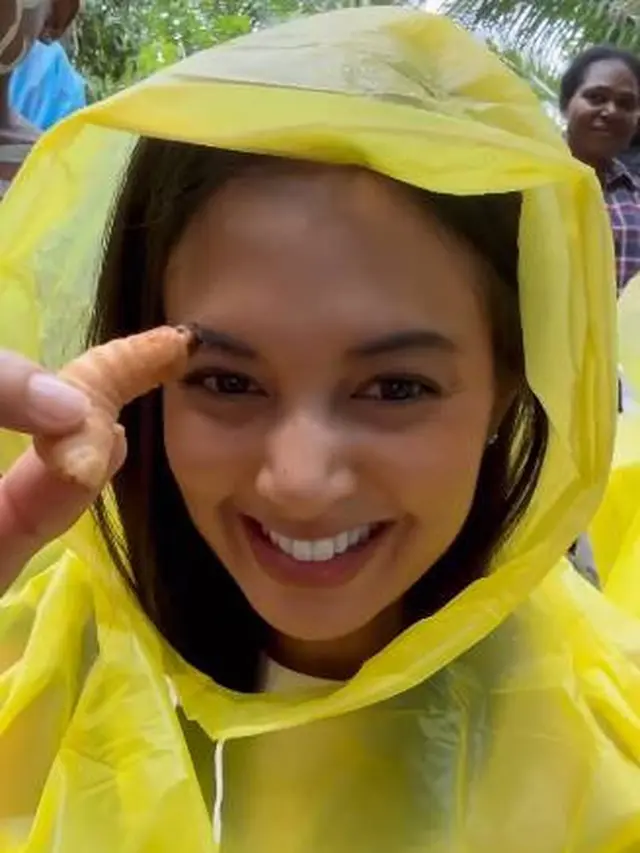 7 Momen Aurelie Moeremans Coba Makan Ulat Sagu di Papua Ini Ekspresinya Kocak